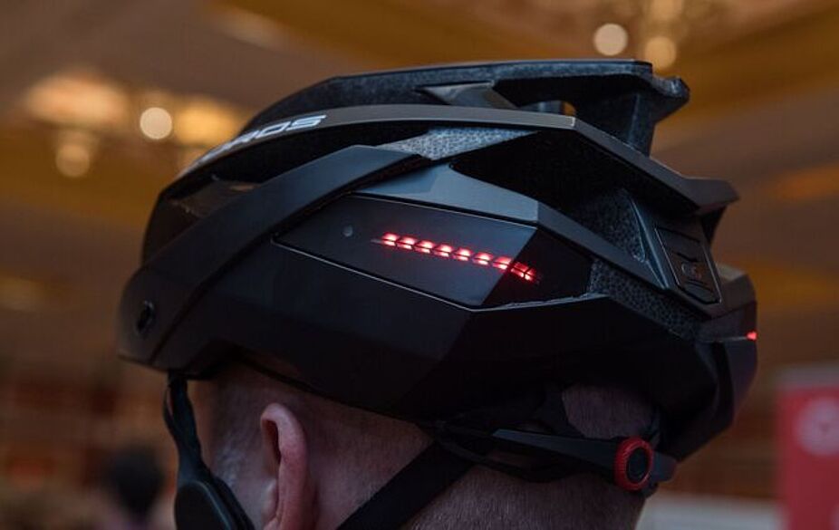 Mit Licht und Sturzsensor: In einigen Helmen steckt viel Technik. Mit Licht und Sturzsensor: In einigen Helmen steckt viel Technik.