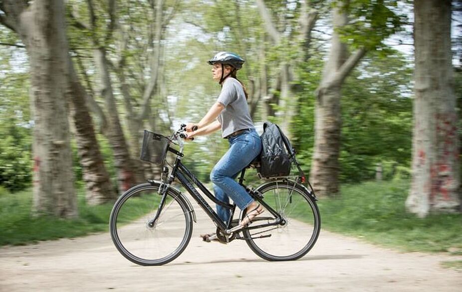 Rat für Radler: Alles sicher verstauen und stets achtsam sein. Rat für Radler: Alles sicher verstauen und stets achtsam sein.