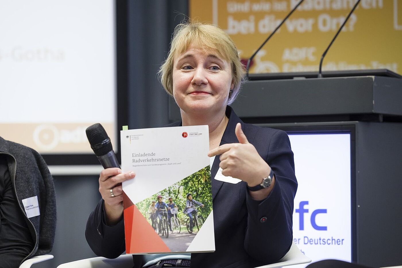 Karola Lambeck, die Radverkehrsbeauftragte des Bundesministeriums für Digitales und Verkehr, wies auf die Broschüre "Einladende Radverkehrsnetze" hin, die Kommunen Impulse zur Radverkehrsförderung gibt. Karola Lambeck, die Radverkehrsbeauftragte des Bundesministeriums für Digitales und Verkehr, wies auf die Broschüre "Einladende Radverkehrsnetze" hin, die Kommunen Impulse zur Radverkehrsförderung gibt.