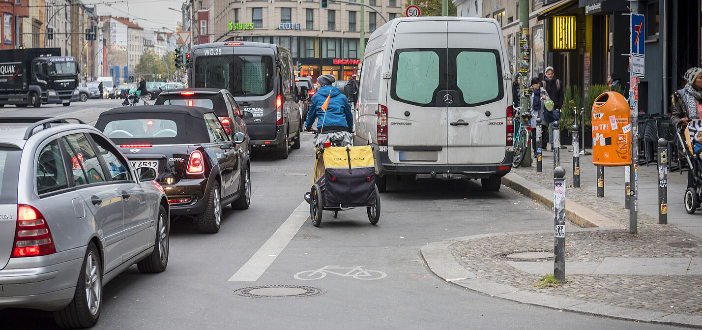 Radfahren in der Stadt: blockierter Radweg Radfahren in der Stadt: blockierter Radweg
